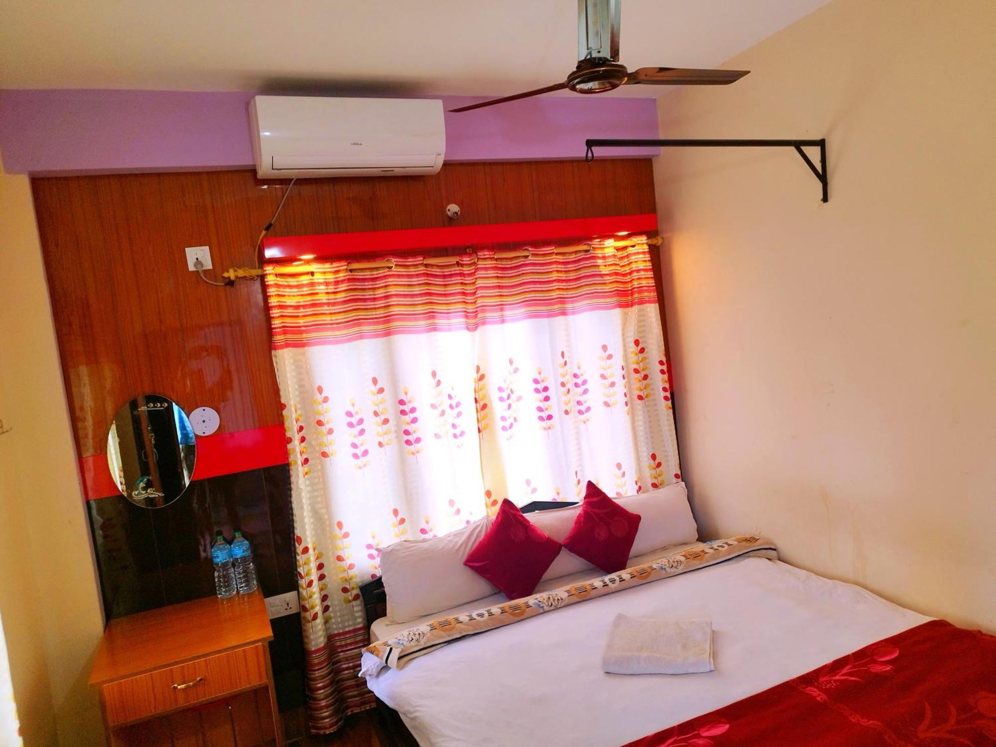 Hotel National Park Sauraha- Homely Stay And Peaceful Location With Jungle Safari Arrangements Eksteriør billede