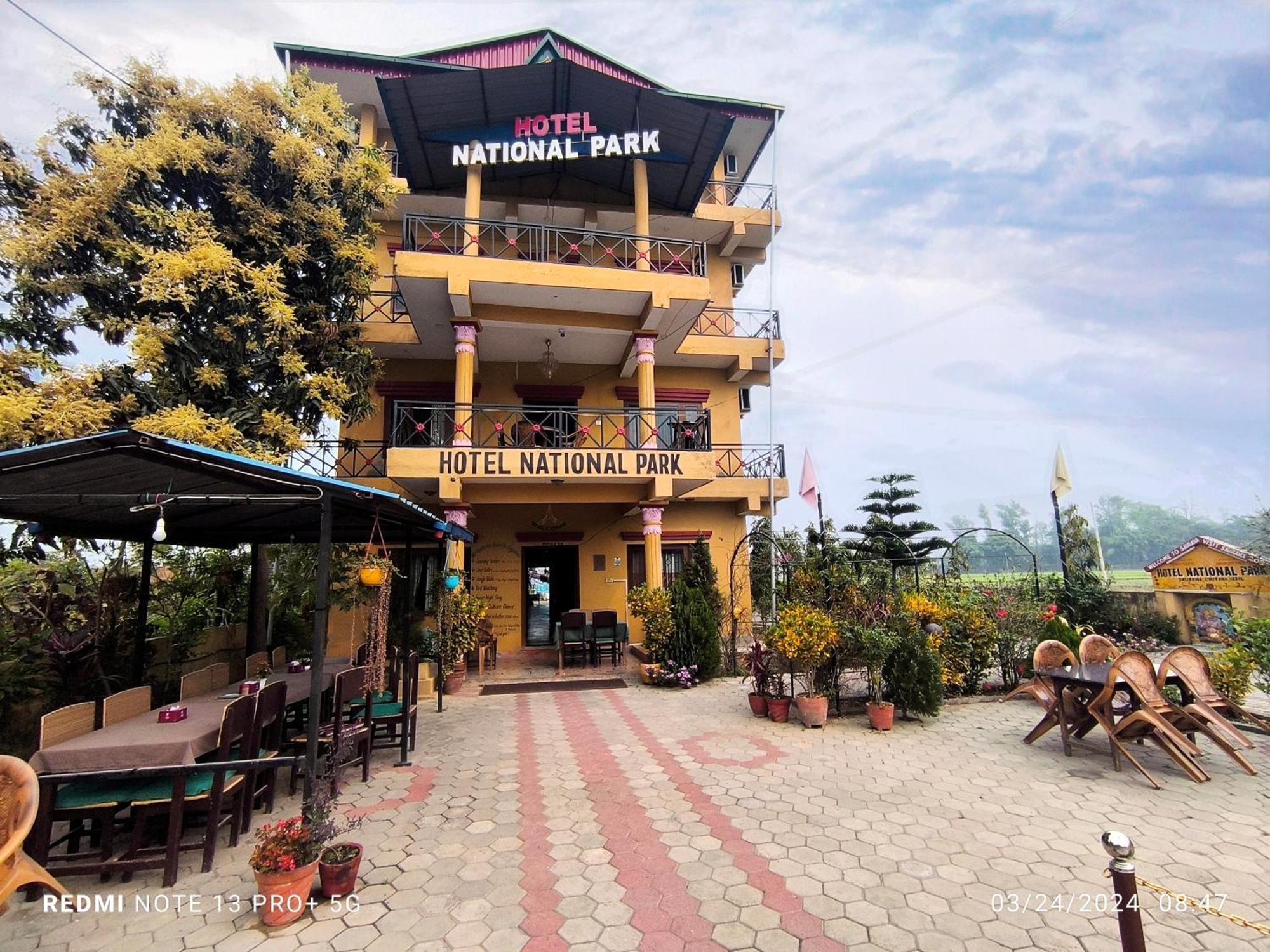 Hotel National Park Sauraha- Homely Stay And Peaceful Location With Jungle Safari Arrangements Eksteriør billede